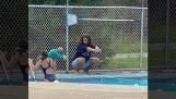 Egy gyerek trollkodik az úszástanárnál