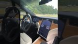 Egy férfi hagyja, hogy a Tesla egyedül haladjon autópályán