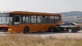 200 km / h nopeudella liikkuva auto törmää bussiin (törmäystesti)