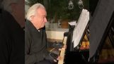 Βιονικά γάντια βοηθούν έναν ανάπηρο πιανίστα να παίξει ξανά πιάνο