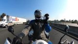 Motorcyklist fanger en genstand i luften