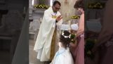 O fetiță întâlnește un preot