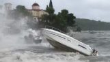 As ondas bater furiosamente barcos na margem do rio (old Epidaurus)