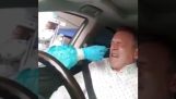 Ένας άνδρας περνά τεστ κορονοϊού στο αυτοκίνητό του