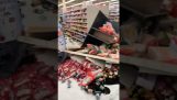 Um carro entra em um supermercado e causa o caos