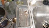 Cleaning silverware by electrolysis