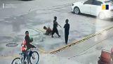 Ребенок бросает взломщик в канализацию