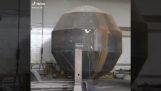 Konstrukce velké kovové koule