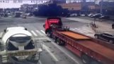 Placas de metal cortam a cabine de um caminhão pela metade