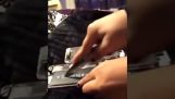 Den gale måten å fjerne et mobiltelefonbatteri