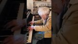 94χρονος πιανίστας παίζει την “Σονάτα του Σεληνόφωτος”