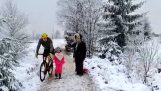 Cyklist sparkar en liten flicka