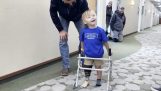 Il campione paralimpico incoraggia un bambino a camminare con la sua gamba artificiale
