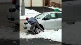 A thief gets stuck with his car in the snow