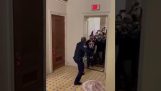 Een eenzame politieagent in het Capitool probeert Trump-aanhangers in bedwang te houden