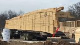 Ένα φορτηγό ξεφορτώνει ξύλινες σανίδες