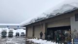 Snelle reiniging van een dak van sneeuw