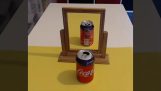 Optikai illúziók egy doboz Coca Cola-val