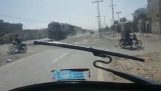 Μοτοσικλετιστής βιάζεται να διασχίσει τις γραμμές του τρένου (Πακιστάν)