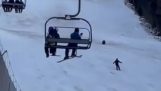 Medveď prenasleduje lyžiara
