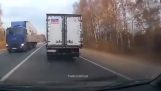 Špatný způsob předjíždění kamionu