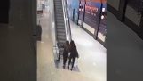 Δύο γυναίκες σε μια κυλιόμενη σκάλα