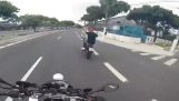 La police poursuit les voleurs de motos (Brésil)