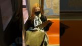 Malovat portrét cestujícího v metru