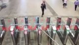 Раздраженный гражданин в метро