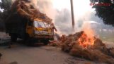 村全体に火をつける方法 (インド)