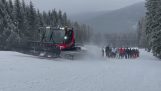 Um limpa-neve puxa os esquiadores