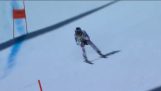O esquiador escapa milagrosamente em uma descida a 120 km / h