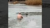 Záchrana psa ze zamrzlého jezera (Rusko)