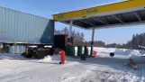 En lastbil kraschar en bensinstation (Ryssland)