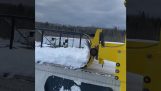 Sneeuw verwijderen van een vrachtwagenaanhangwagen;
