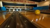 Un drone in una pista da bowling