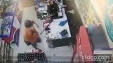 Ein Ladenbesitzer stößt einen Dieb ab
