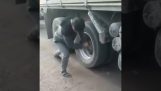 Como dar partida em um caminhão sem partida (Rússia)