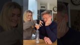 La hija de Gordon Ramsay le muestra un truco a su padre