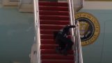 Joe Biden struikelt terwijl hij in Air Force One klimt