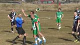Futbolcular ve taraftarlar bir hakemi kovalar (Bulgaristan)