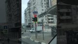 Πινακίδα παρασύρεται από τον άνεμο και σπάει το παράθυρο ενός αυτοκινήτου