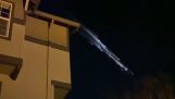 Los escombros de un cohete SpaceX iluminan el cielo