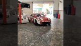 Drift dentro de uma garagem