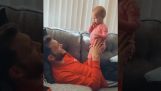 Sağır babasıyla işaret diliyle konuşmaya çalışan bir bebek