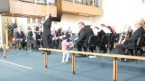 Bir müzisyenin küçük kızı kucaklanmak için sahneye çıkıyor