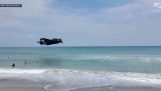 Αεροπλάνο του 2ου παγκοσμίου πολέμου πέφτει στο νερό