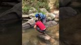 Svojou karabínou sa pokúsil chytiť rybu
