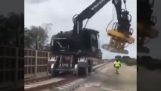 Machine qui installe les rails de chemin de fer
