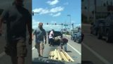 Αυτοκινητιστές βοηθούν έναν ηλικιωμένο που έχασε το φορτίο του